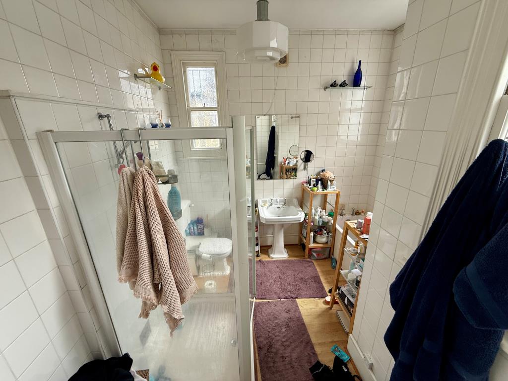 Lot: 52 - MIXED USE PROPERTY IN GOOD LOCATION - Bathroom with shower and W.C.